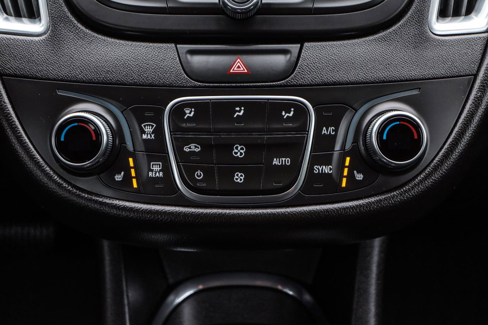 Used 2019 Chevrolet Malibu LT w/ Leather Package FWD image 12