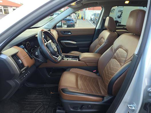 Used 2022 Nissan Pathfinder Platinum w/ Lighting Package (N93) FWD image 5