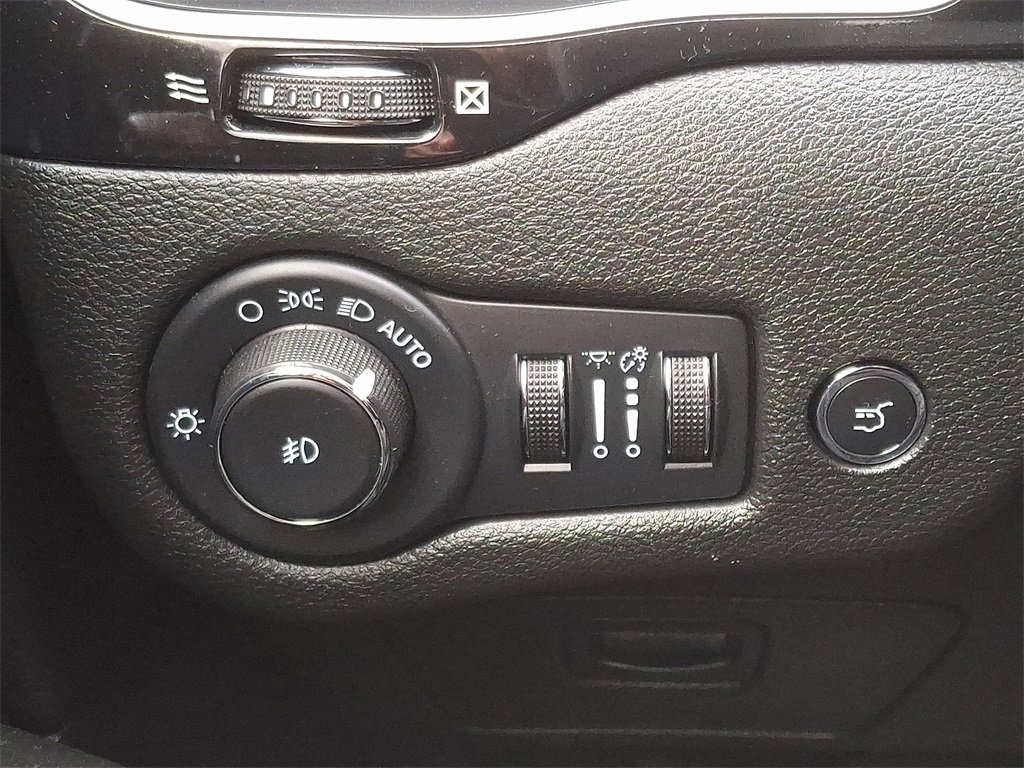 Used 2023 Jeep Cherokee Altitude Lux w/ Lux Elite Package image 25