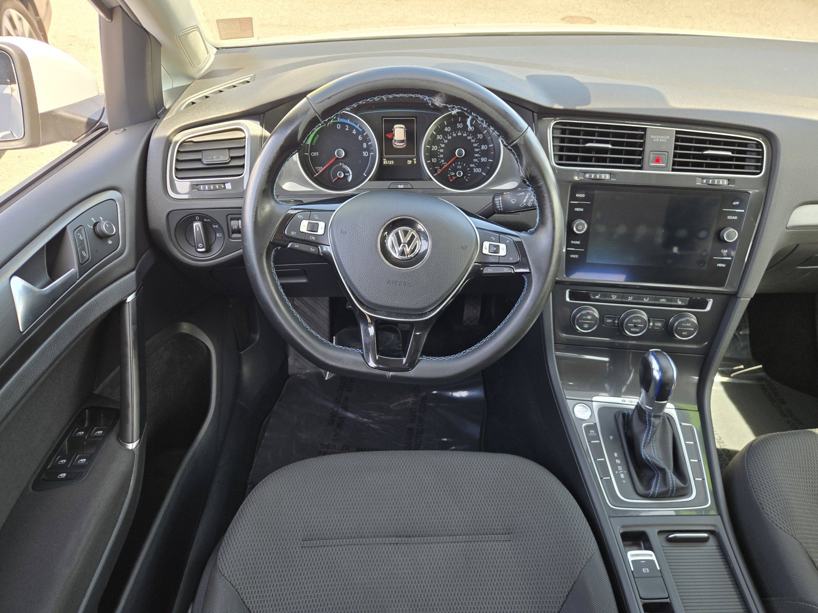 Used 2017 Volkswagen e-Golf SE FWD image 12
