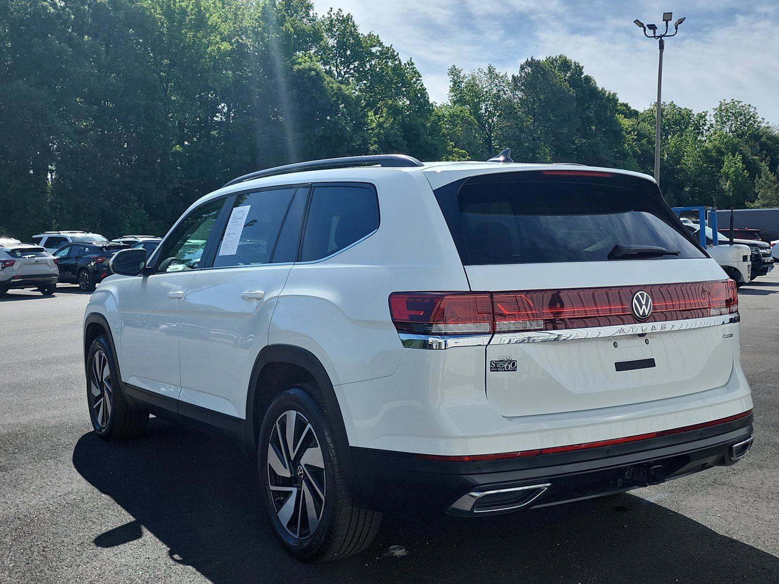 Used 2024 Volkswagen Atlas SE w/ Panoramic Sunroof Package AWD/4WD image 3