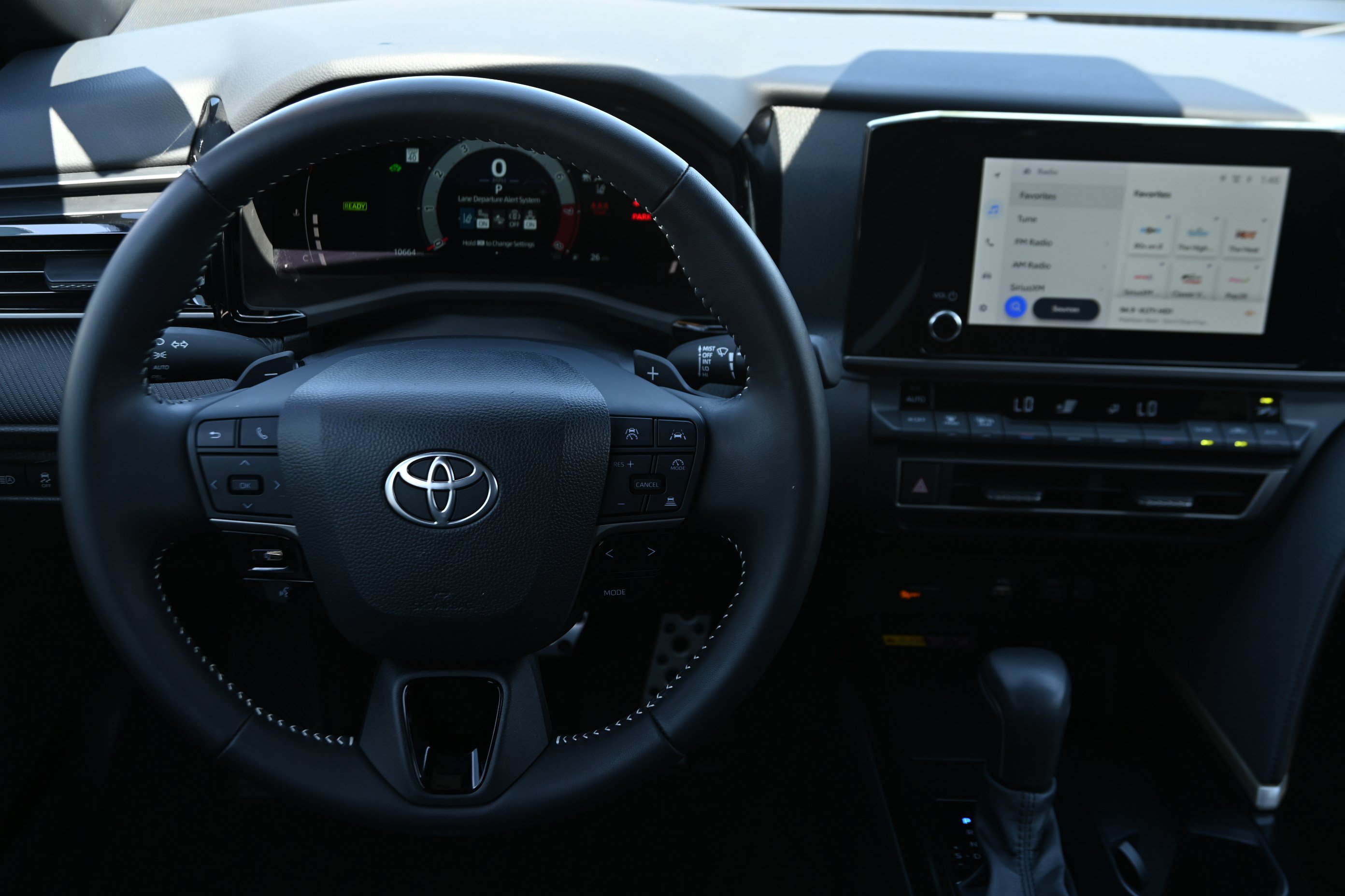 Used 2025 Toyota Camry SE w/ Convenience Package FWD image 15