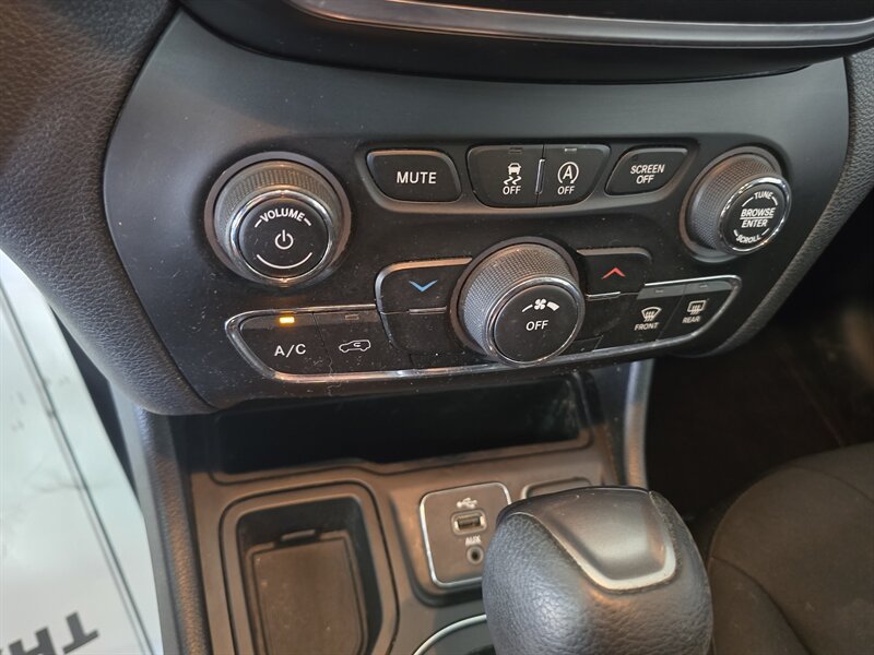 Used 2019 Jeep Cherokee Latitude w/ Cold Weather Group FWD image 27