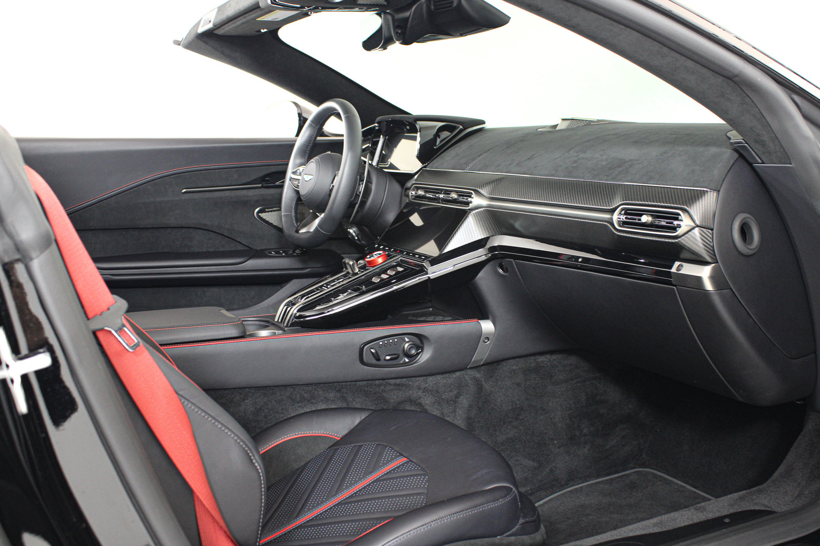 Used 2026 Aston Martin V8 Vantage S RWD image 27