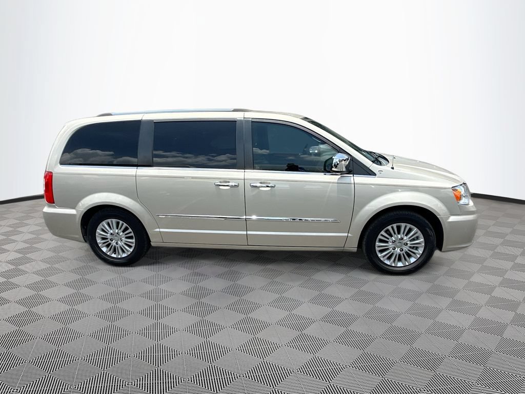 Used 2013 Chrysler Town & Country Limited w/ Luxury Group FWD image 5