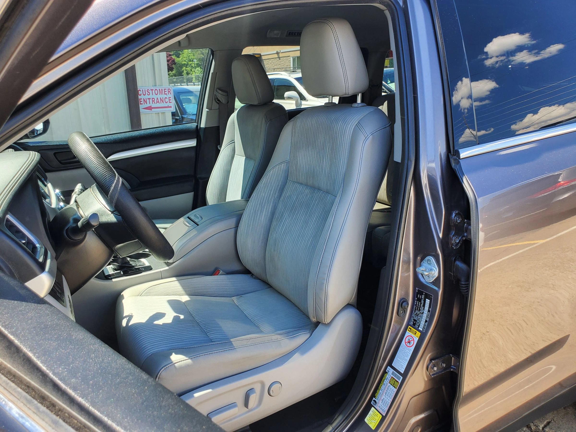 Used 2019 Toyota Highlander Plus FWD image 29