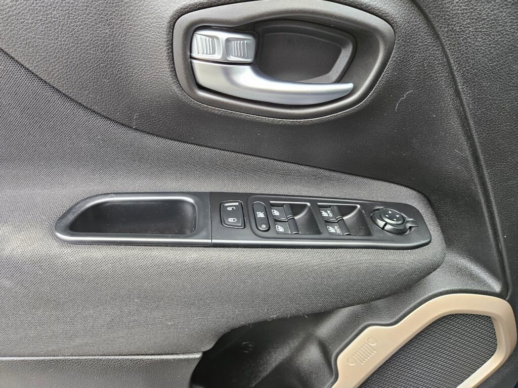 Used 2017 Jeep Renegade Latitude AWD/4WD image 20