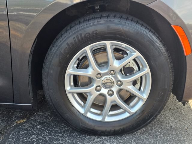 Used 2023 Chrysler Pacifica Touring-L FWD image 17