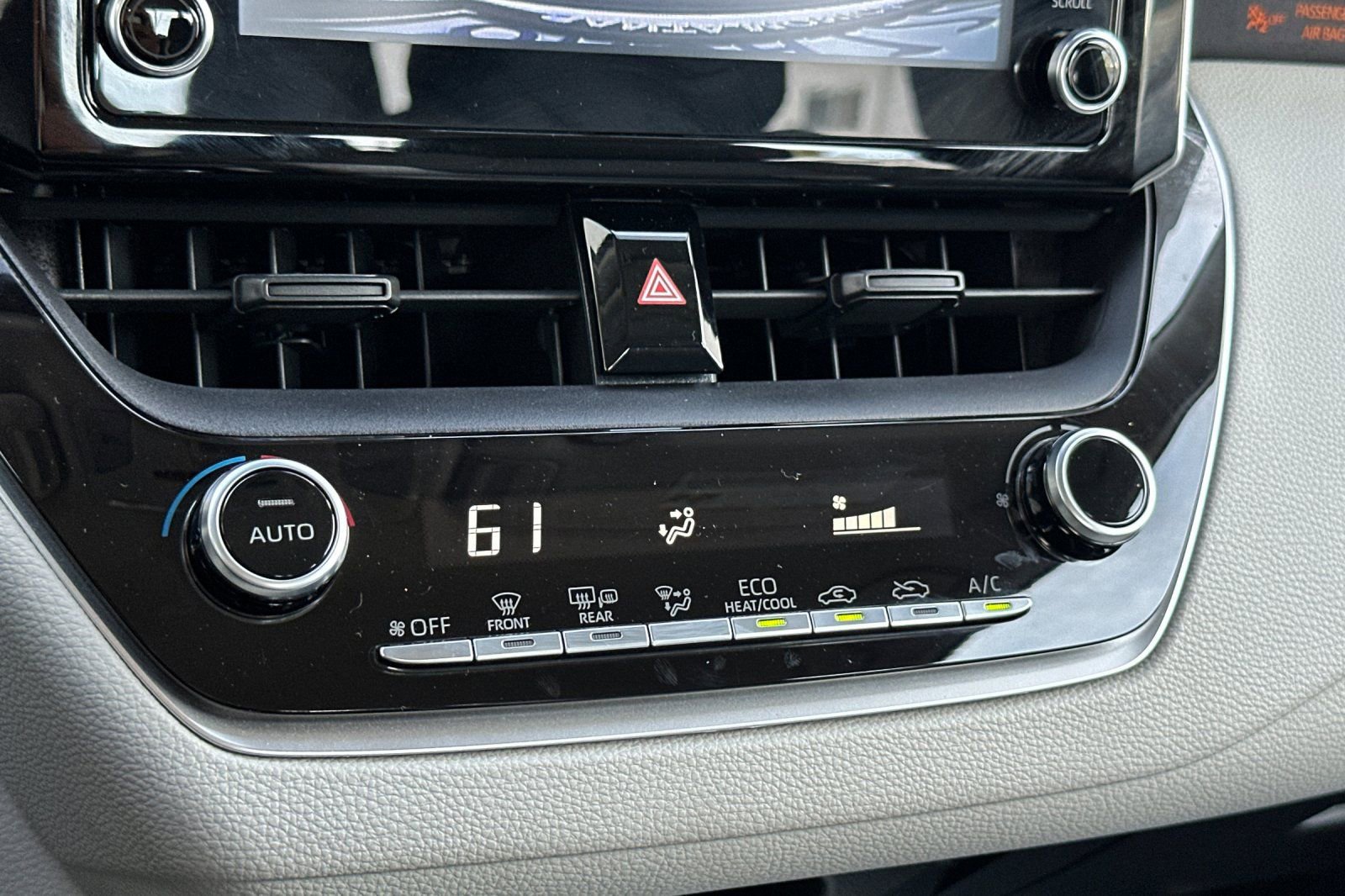 Used 2020 Toyota Corolla LE w/ Carpet Mat Package (TMS) image 19