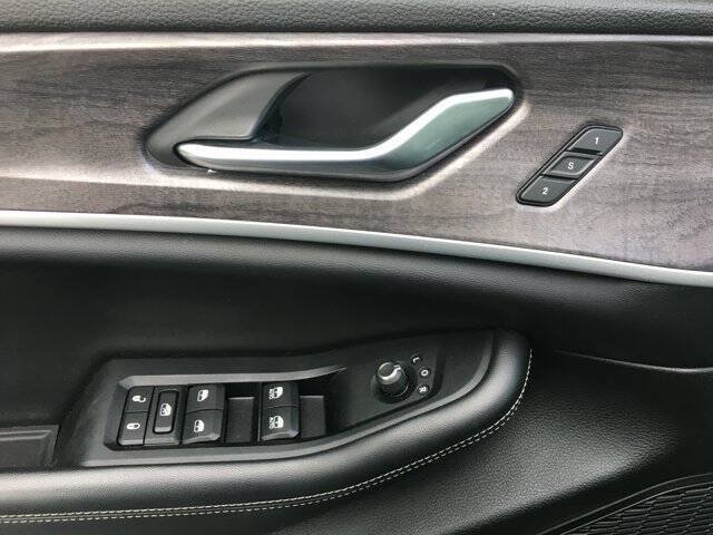 Used 2023 Jeep Grand Cherokee Limited AWD/4WD image 14