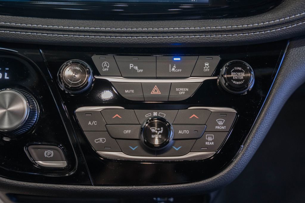 New 2026 Chrysler Pacifica Select image 21