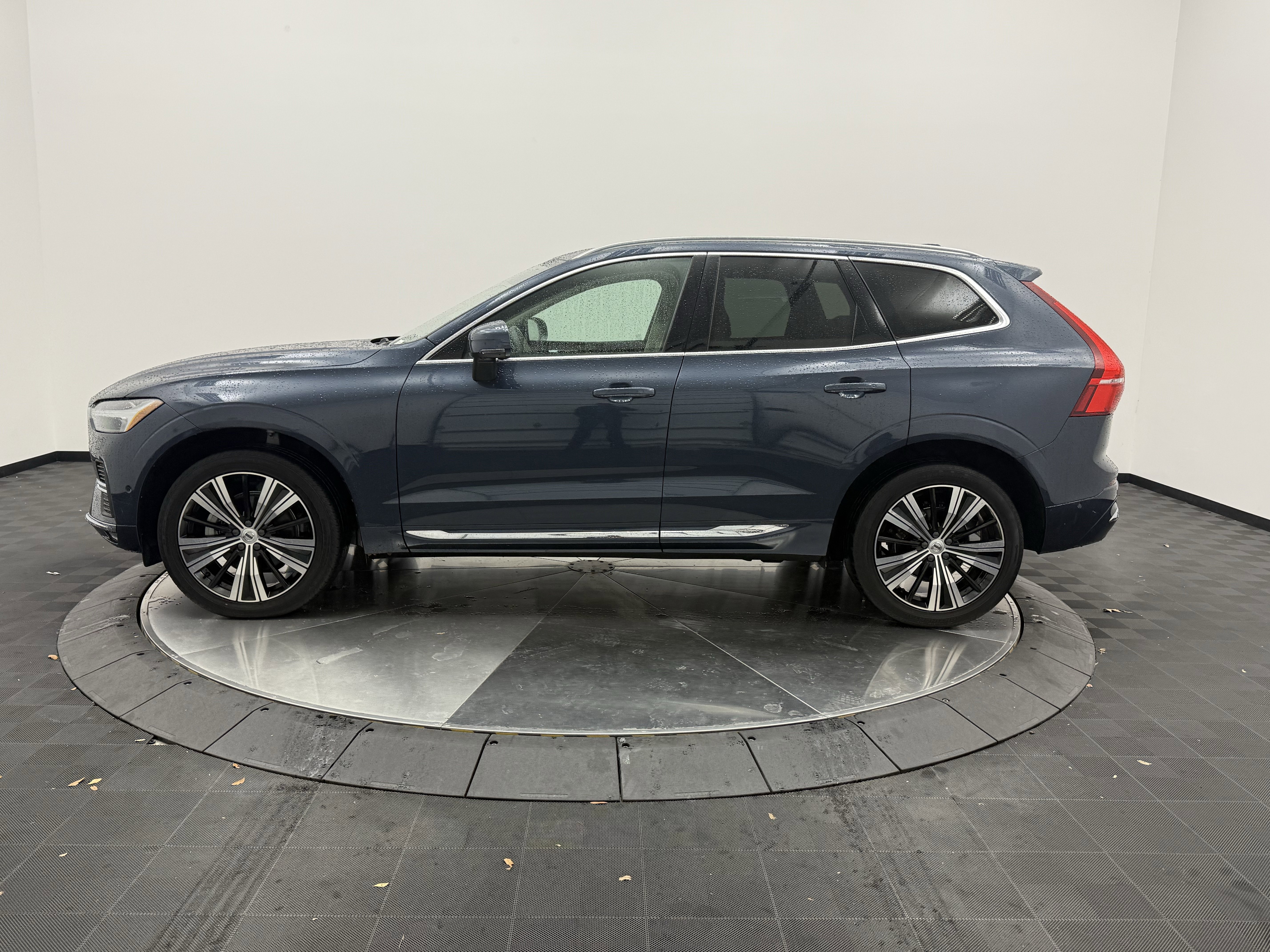 Certified 2023 Volvo XC60 B5 Plus w/ Climate Package FWD image 4