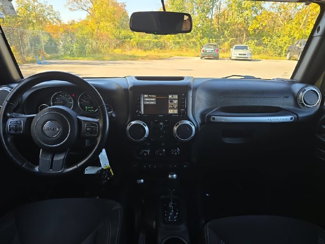 Used 2015 Jeep Wrangler Unlimited Sahara w/ Connectivity Group AWD/4WD image 15