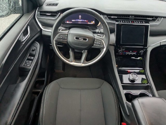 Used 2025 Jeep Grand Cherokee Laredo X RWD image 17