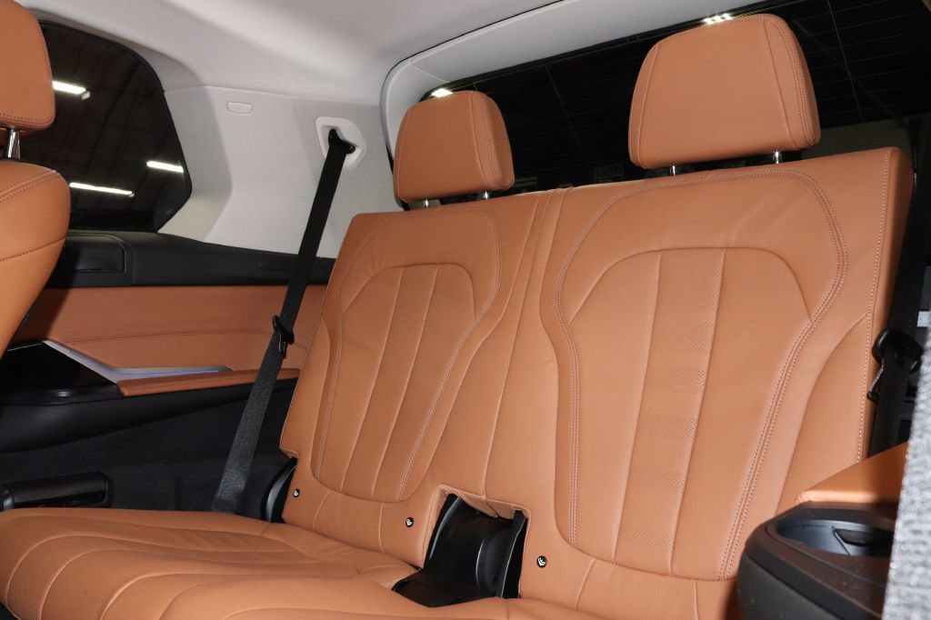 Used 2022 BMW X7 xDrive40i w/ Premium Package image 23