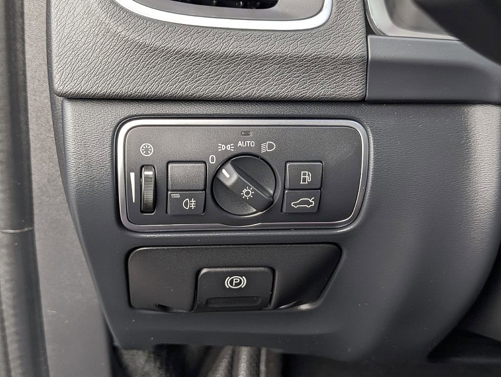 Used 2017 Volvo V60 T5 Premier w/ Convenience Package image 29