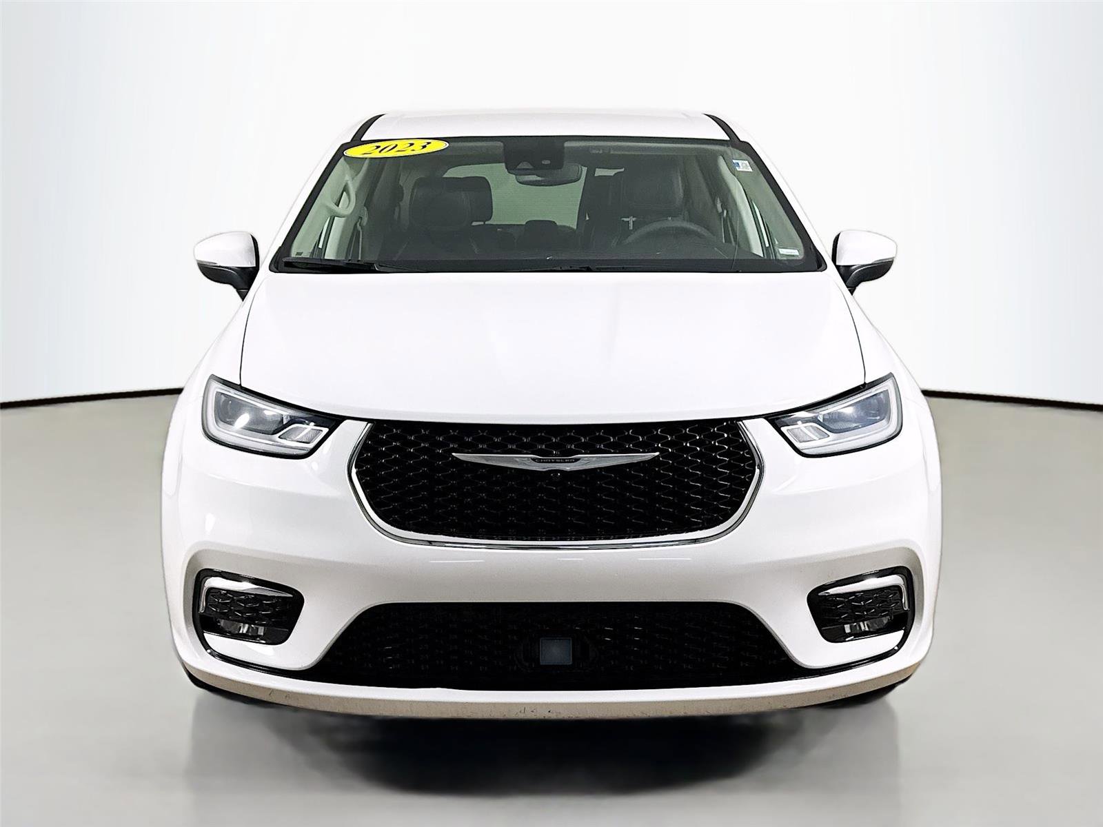 Used 2023 Chrysler Pacifica Touring-L image 3