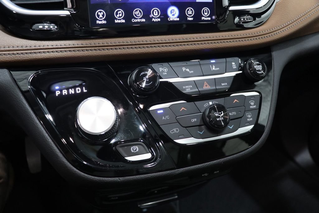 Used 2017 Chrysler Pacifica Limited w/ UConnect Theater Package FWD image 29