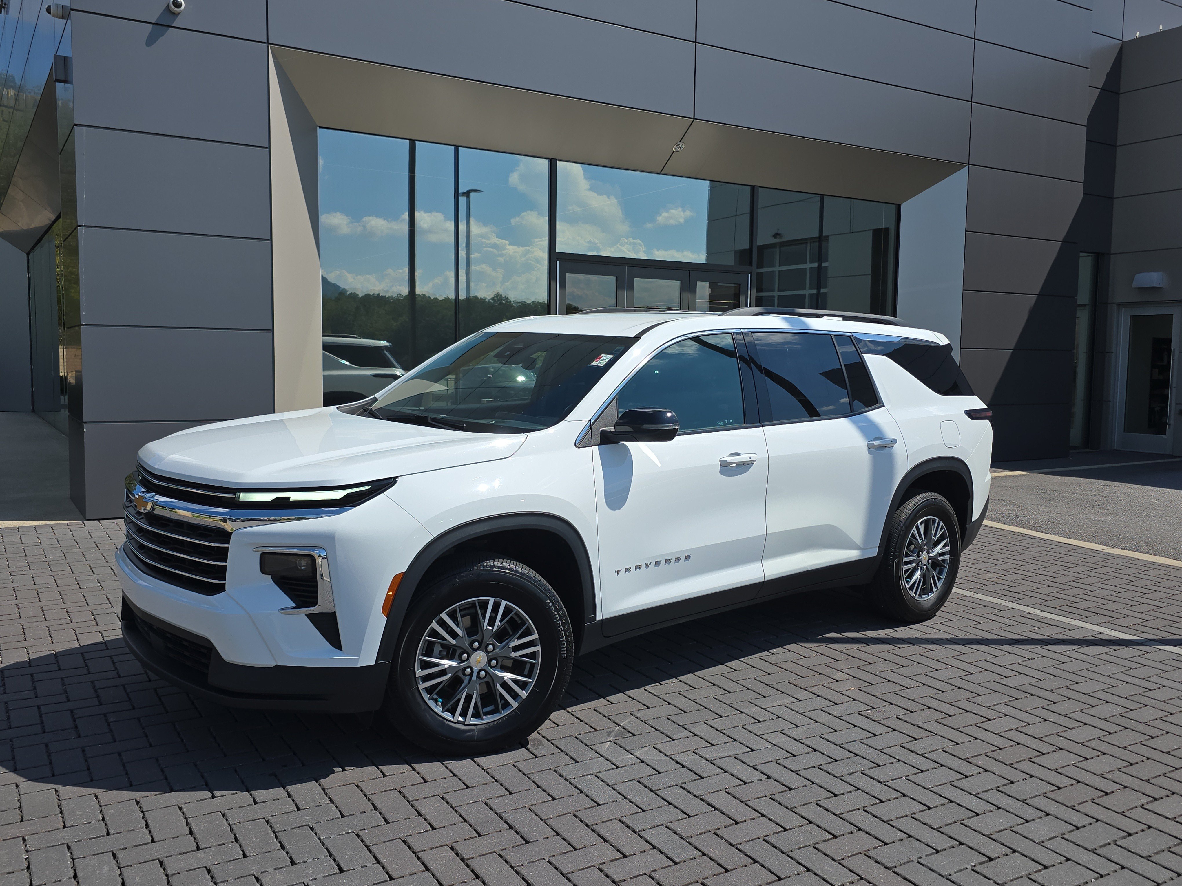 Used 2025 Chevrolet Traverse LT FWD image 1