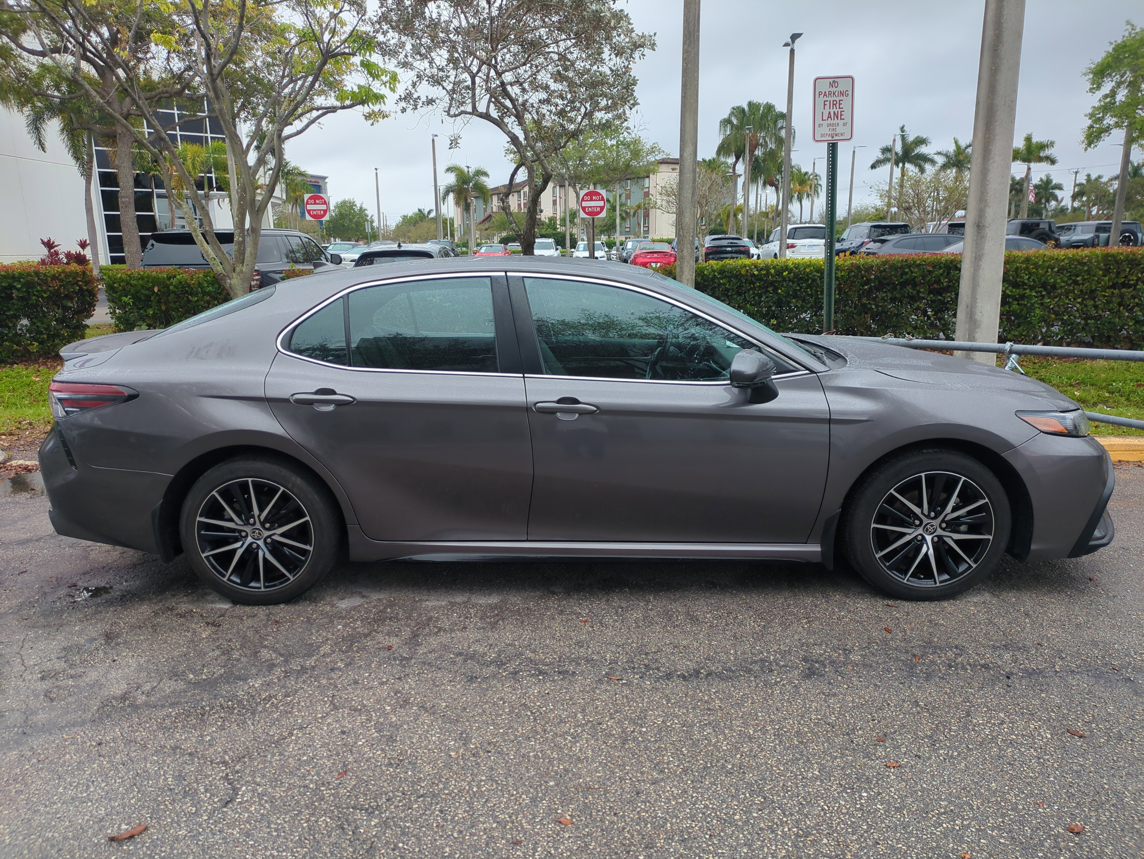 Used 2023 Toyota Camry SE image 4