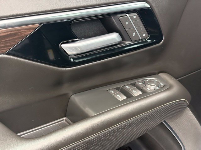 Used 2026 Chevrolet Suburban Premier AWD/4WD image 18