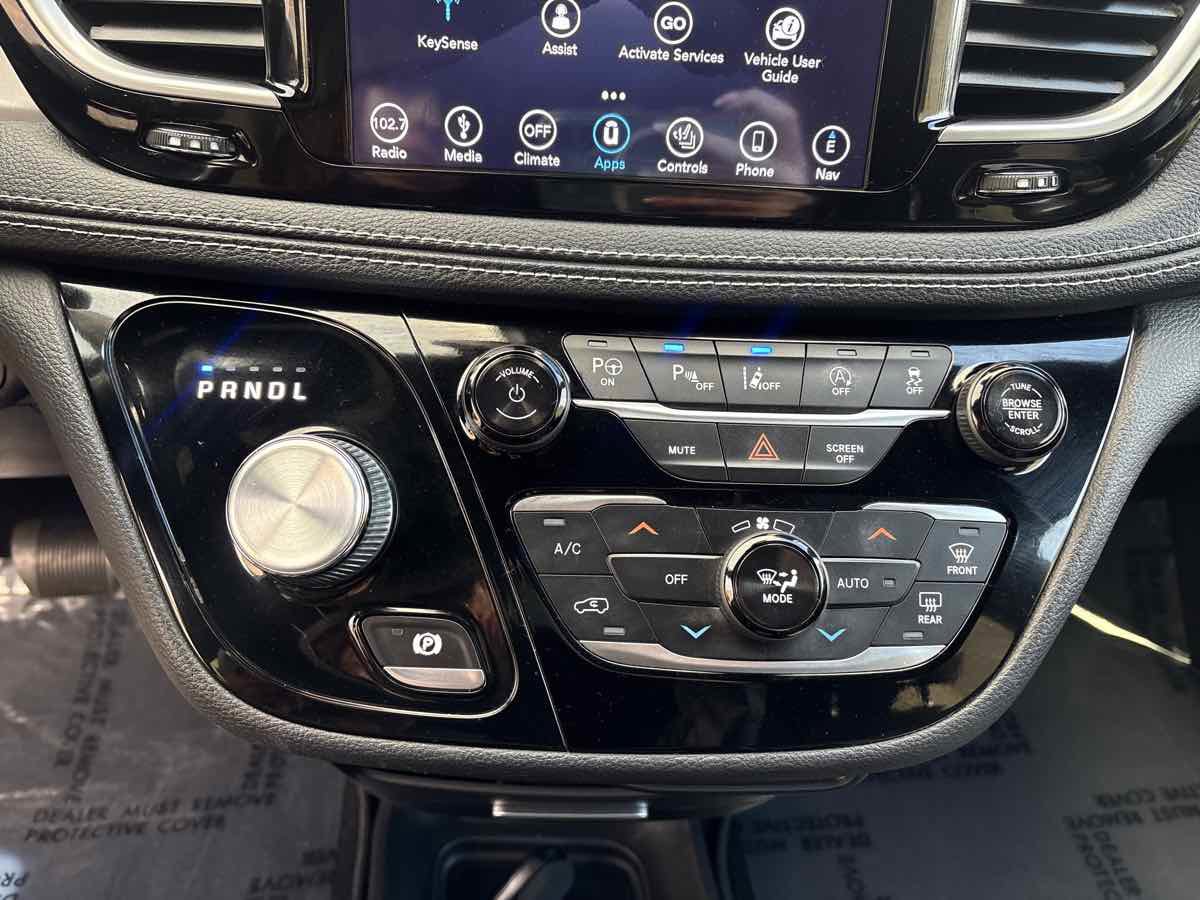 Used 2019 Chrysler Pacifica Limited w/ Advanced Safetytec Group FWD image 30