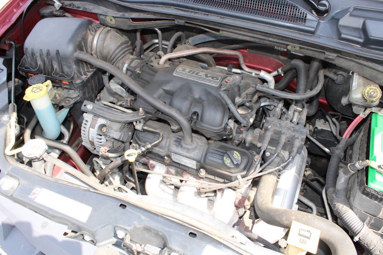 Used 2010 Chrysler Town & Country Touring w/ Entertainment Group #2 FWD image 27