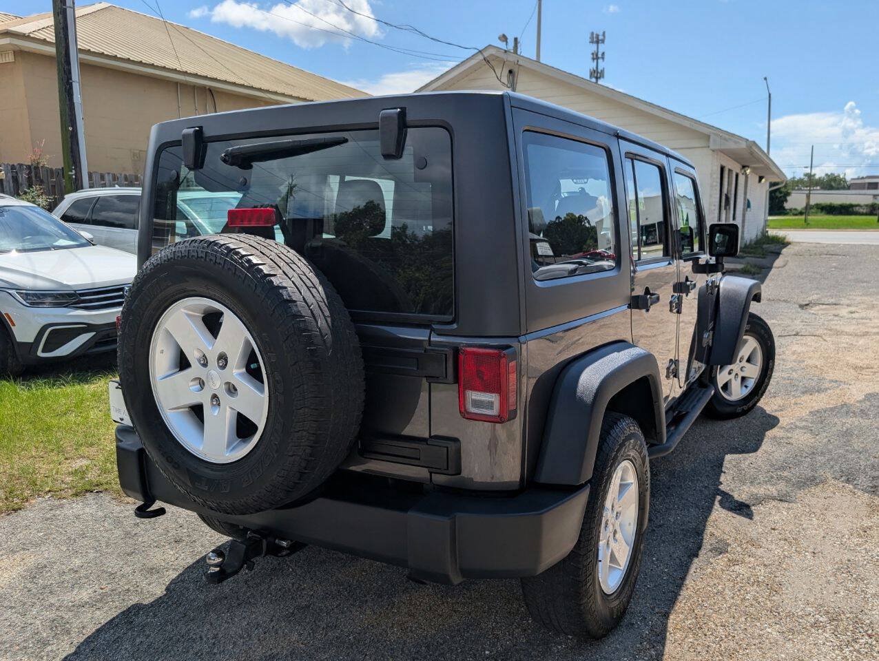Used 2017 Jeep Wrangler Unlimited Sport w/ Connectivity Group AWD/4WD image 3