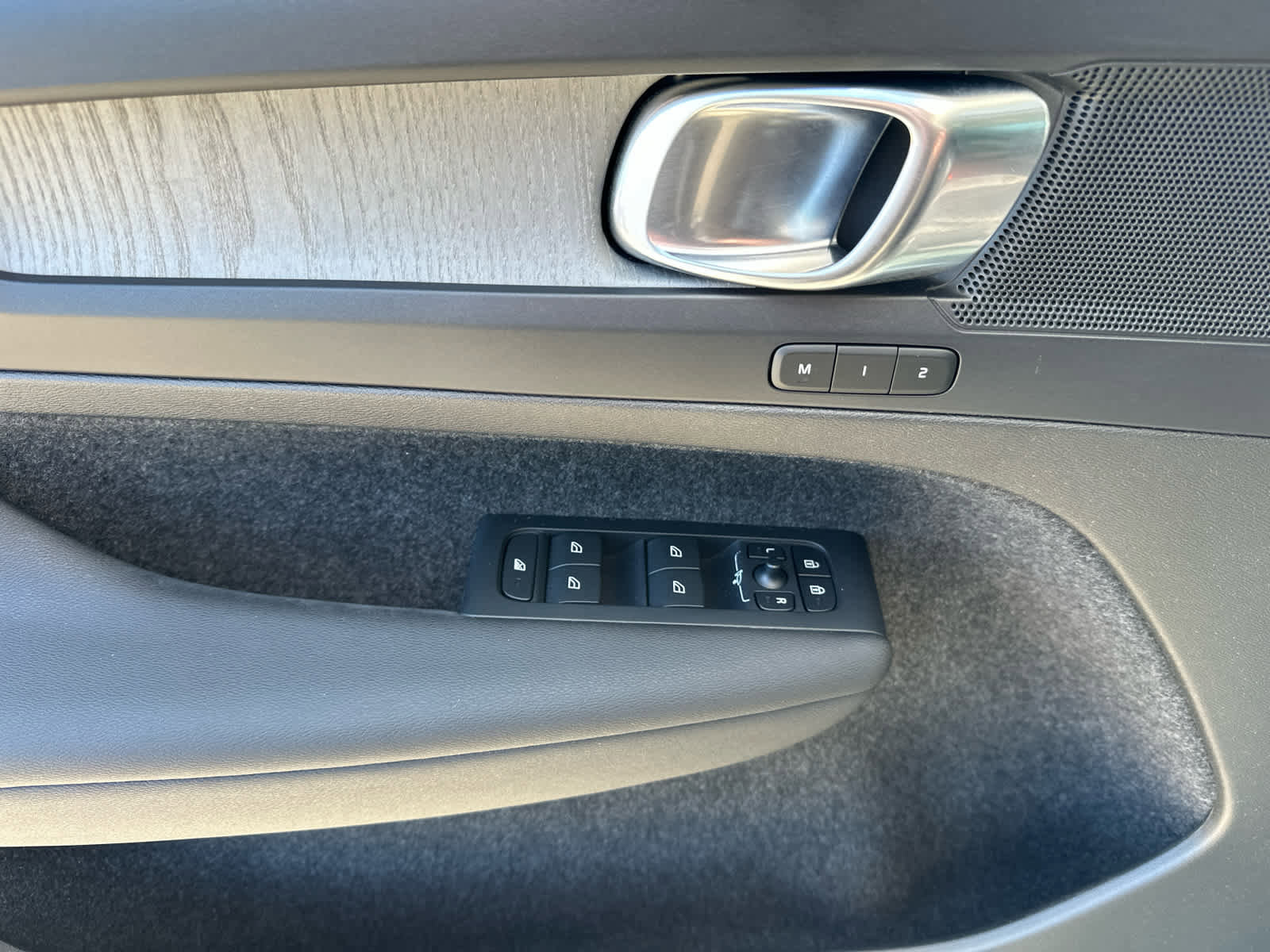 Used 2023 Volvo XC40 B5 Plus w/ Driver Assist Package image 9