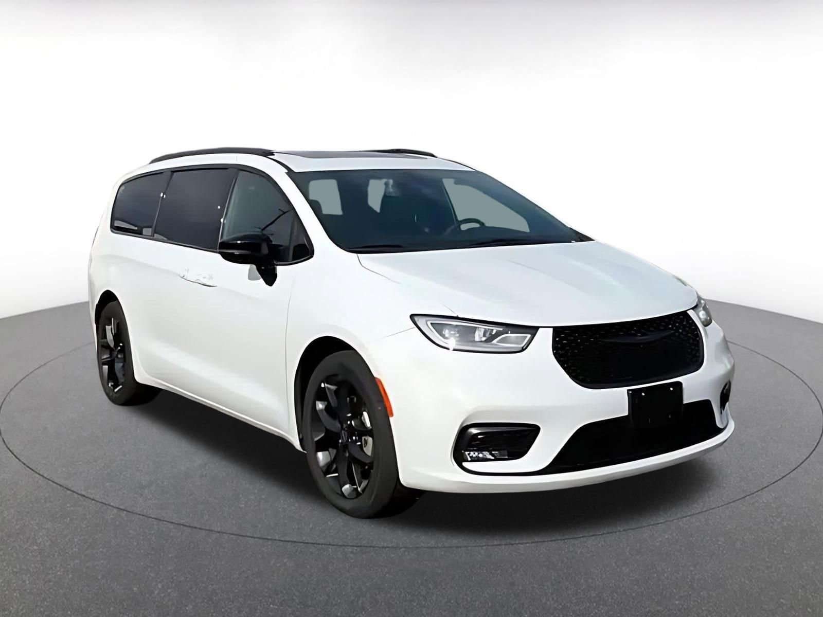 Used 2025 Chrysler Pacifica Limited image 2