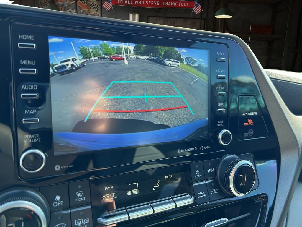 Used 2022 Toyota Highlander XLE AWD/4WD image 25
