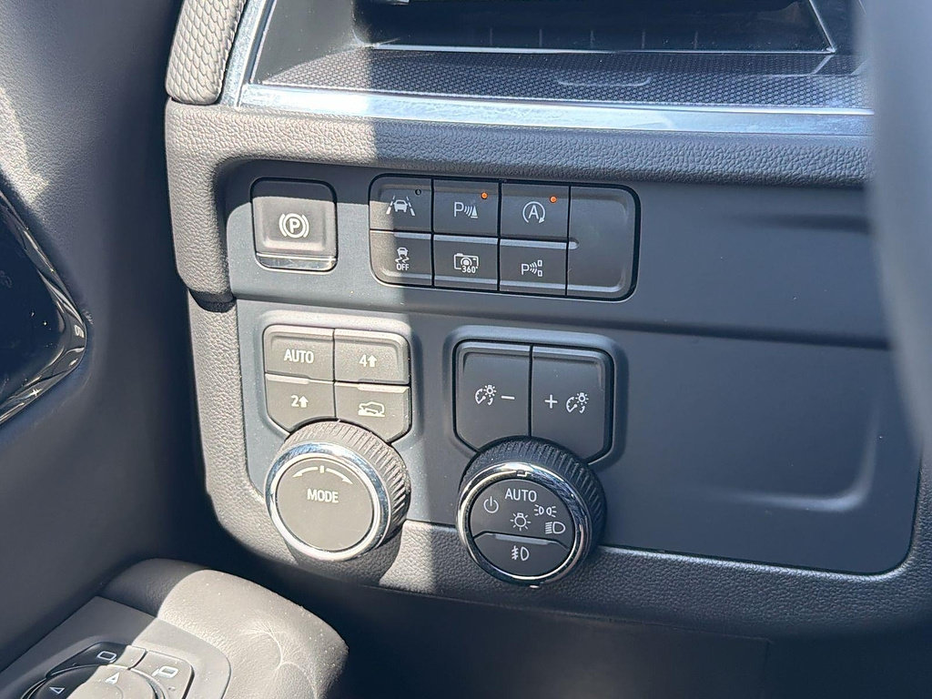 Used 2026 Chevrolet Suburban RST AWD/4WD image 13