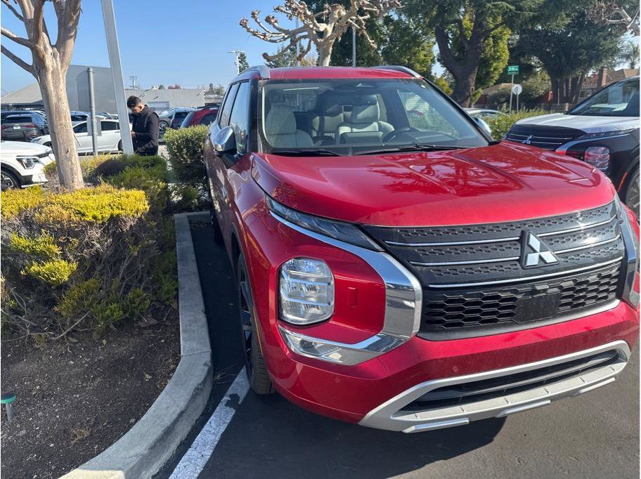 Used 2025 Mitsubishi Outlander SEL image 2