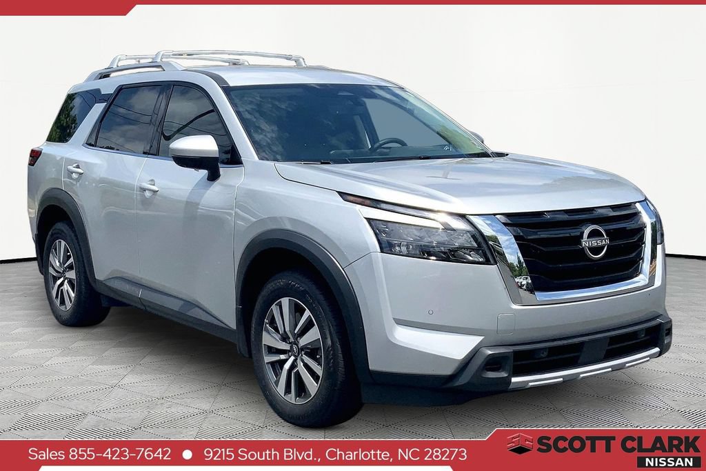 Used 2025 Nissan Pathfinder SL FWD image 1