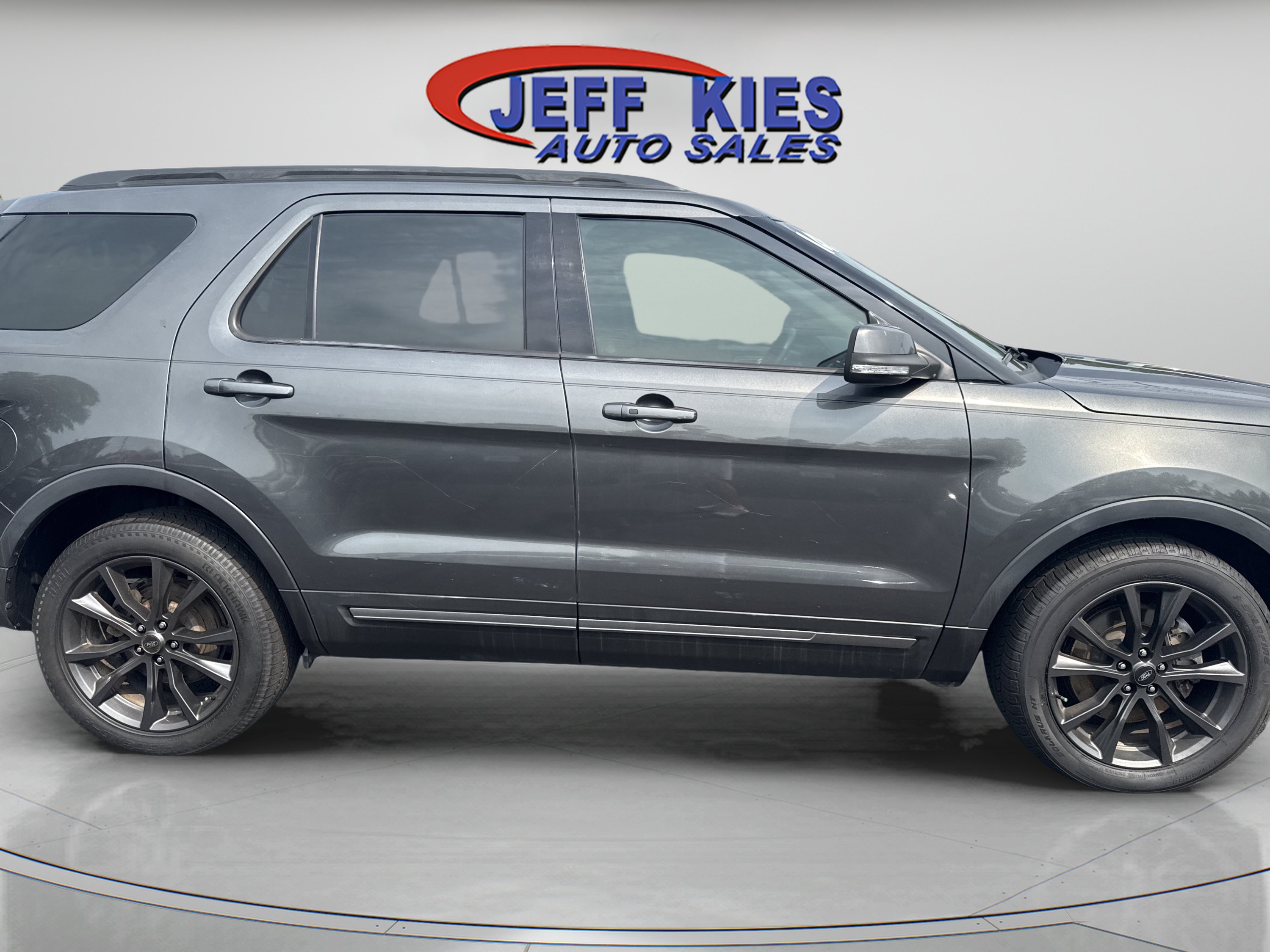 Used 2019 Ford Explorer XLT w/ Equipment Group 202A FWD image 4