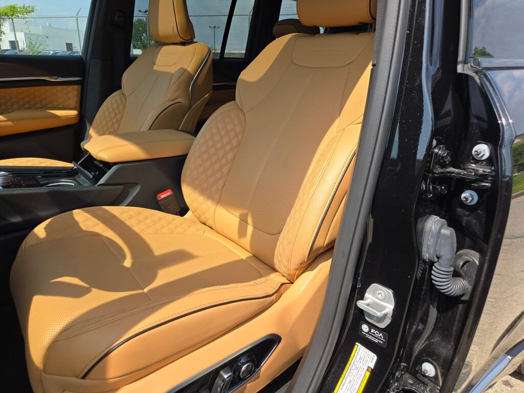 Certified 2025 Jeep Grand Cherokee Summit w/ Adv Protech Group IV AWD/4WD image 26