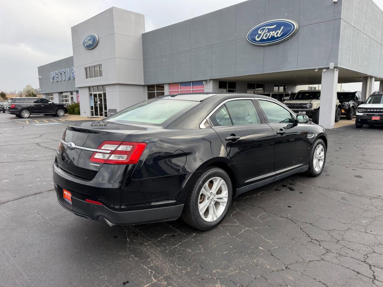 Used 2016 Ford Taurus SE FWD image 3
