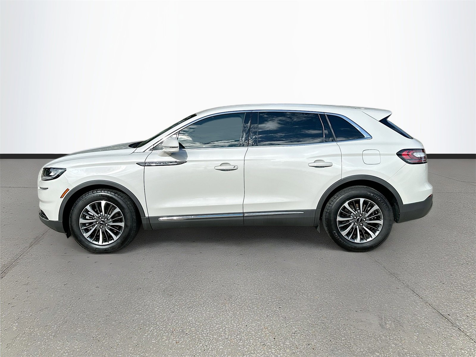 Used 2023 Lincoln Nautilus AWD w/ Premium Package image 4