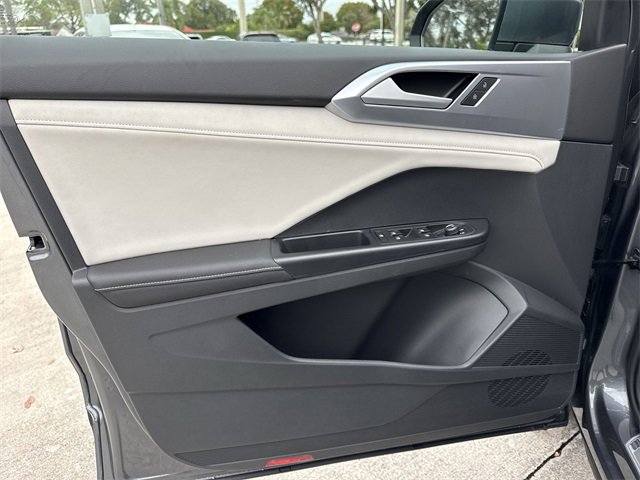 Used 2025 Volkswagen Taos SE image 13