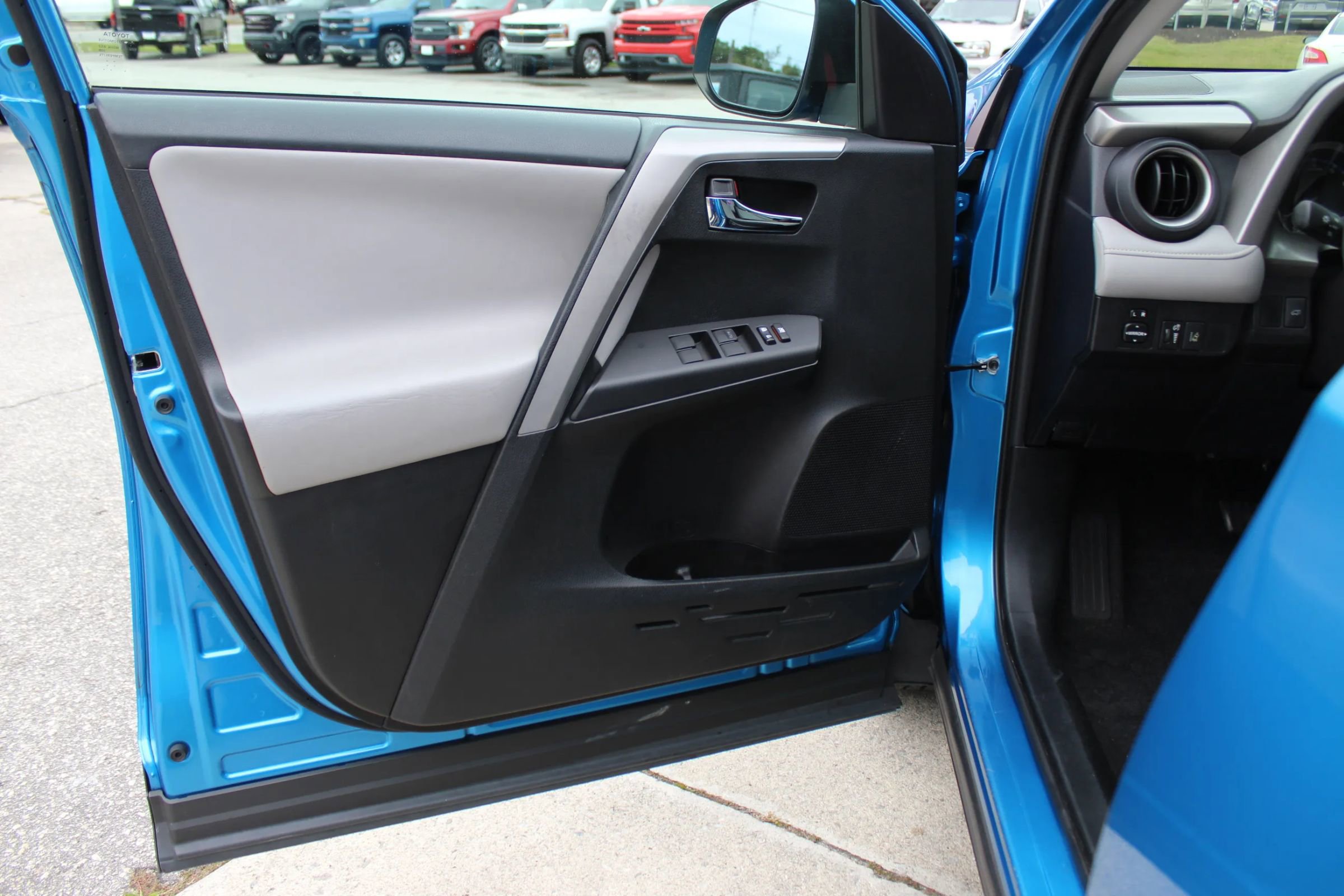 Used 2016 Toyota RAV4 XLE image 10