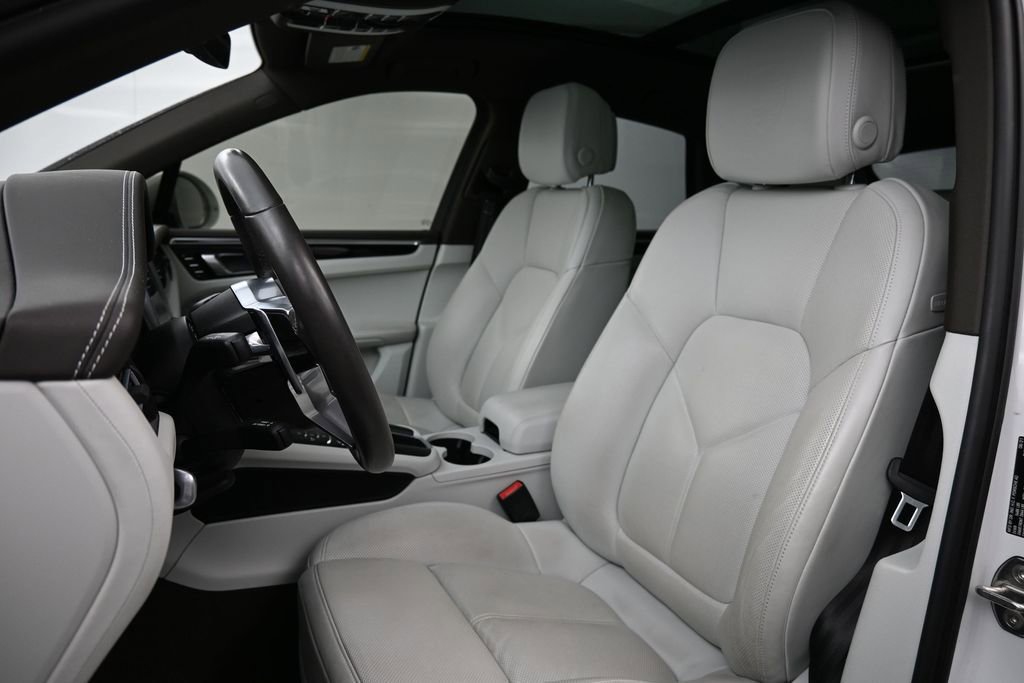 Certified 2021 Porsche Macan S AWD/4WD image 5