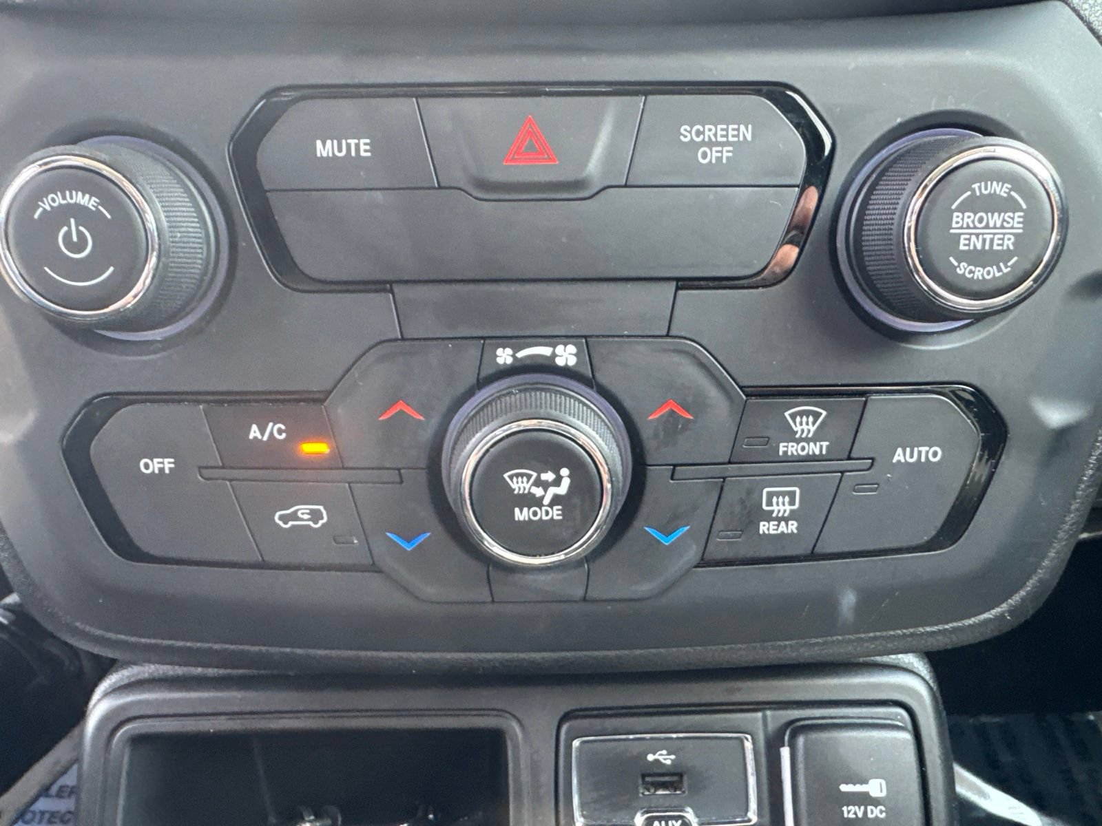 Used 2018 Jeep Renegade Altitude w/ Cold Weather Group FWD image 17