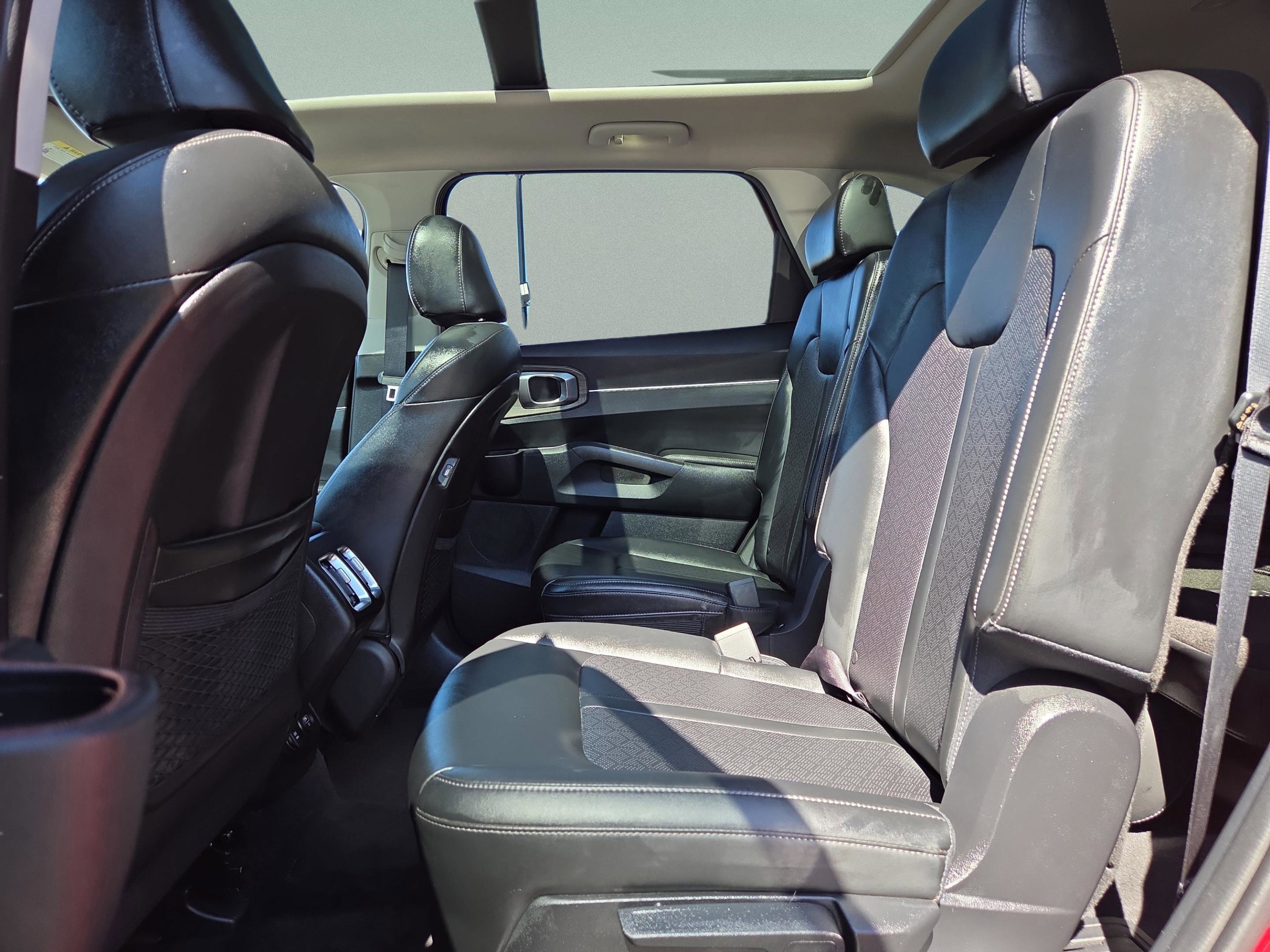 Used 2022 Kia Sorento EX w/ Panoramic Sunroof Package image 28