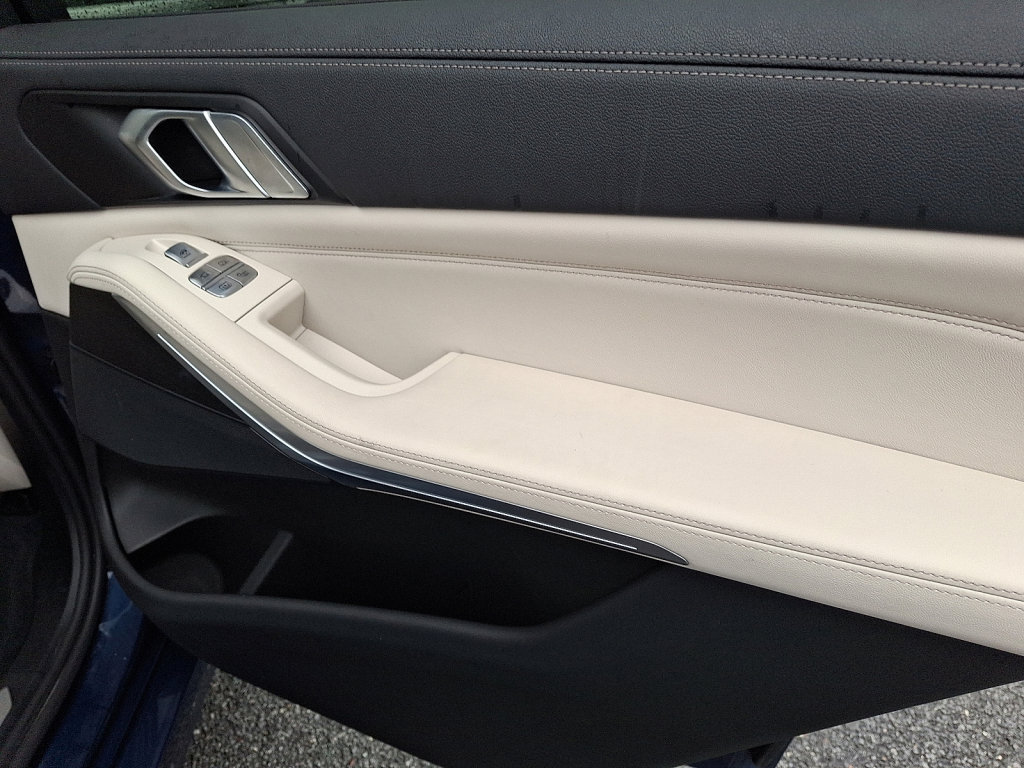 Used 2022 BMW X7 xDrive40i w/ Premium Package image 12