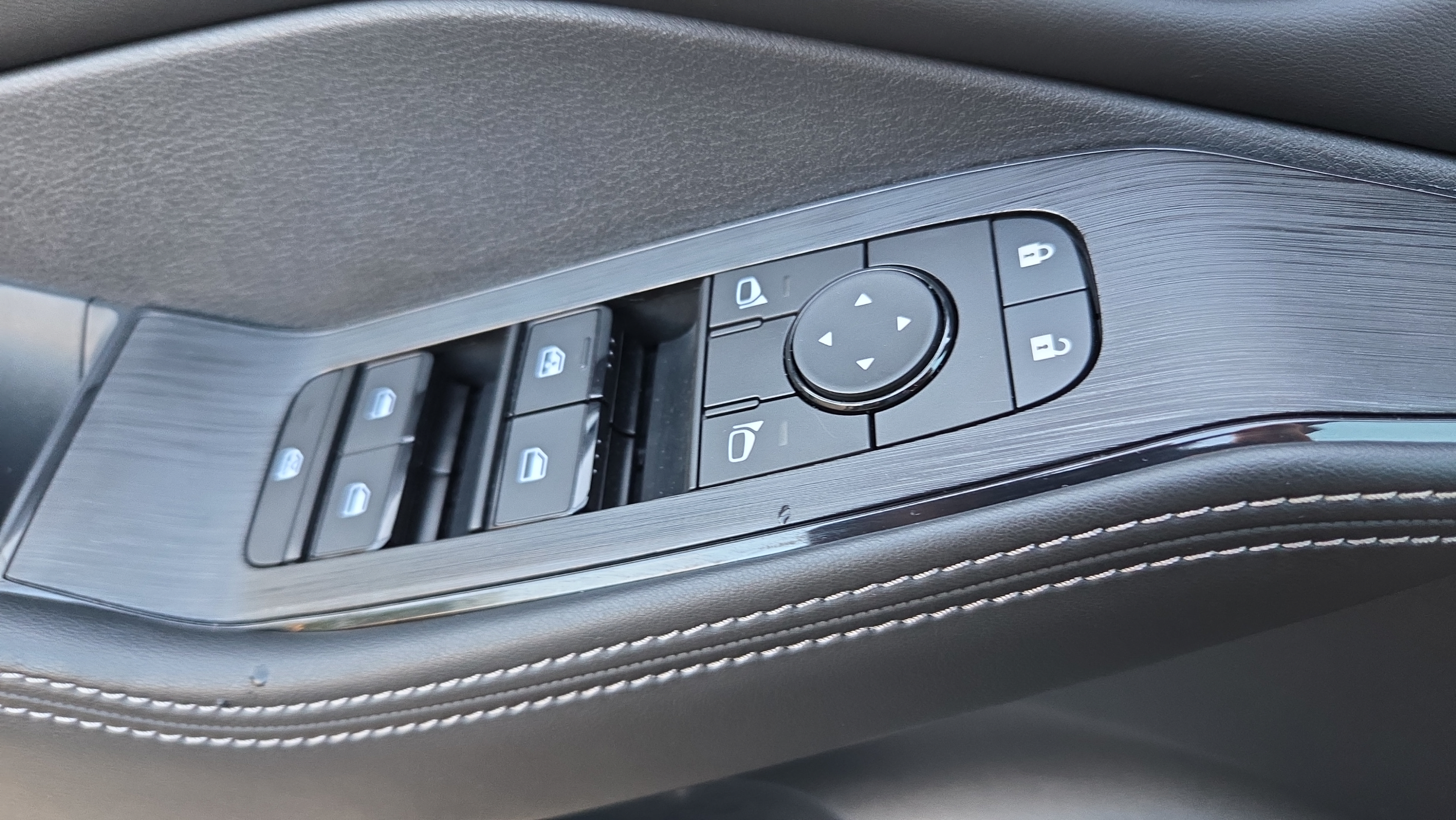 Used 2024 Nissan Rogue SV FWD image 26