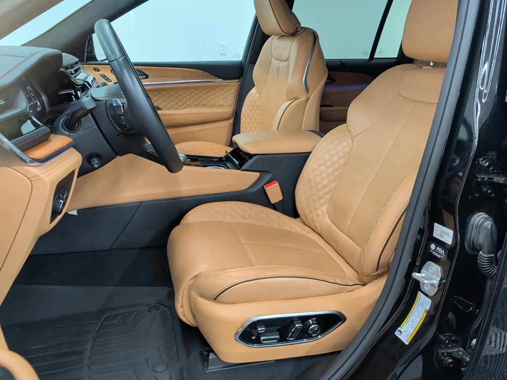 Used 2023 Jeep Grand Cherokee Summit AWD/4WD image 9