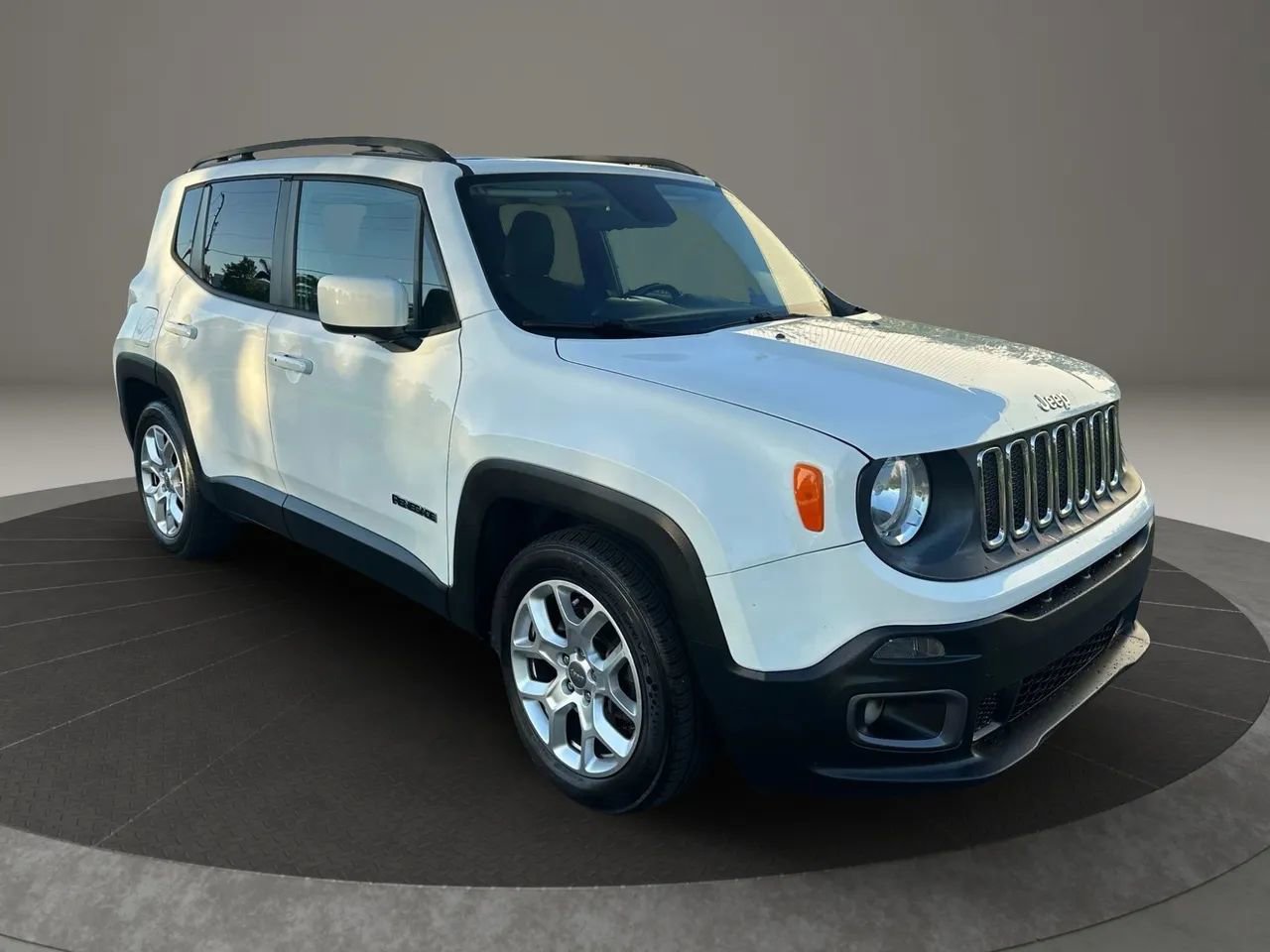 Used 2016 Jeep Renegade Latitude image 2