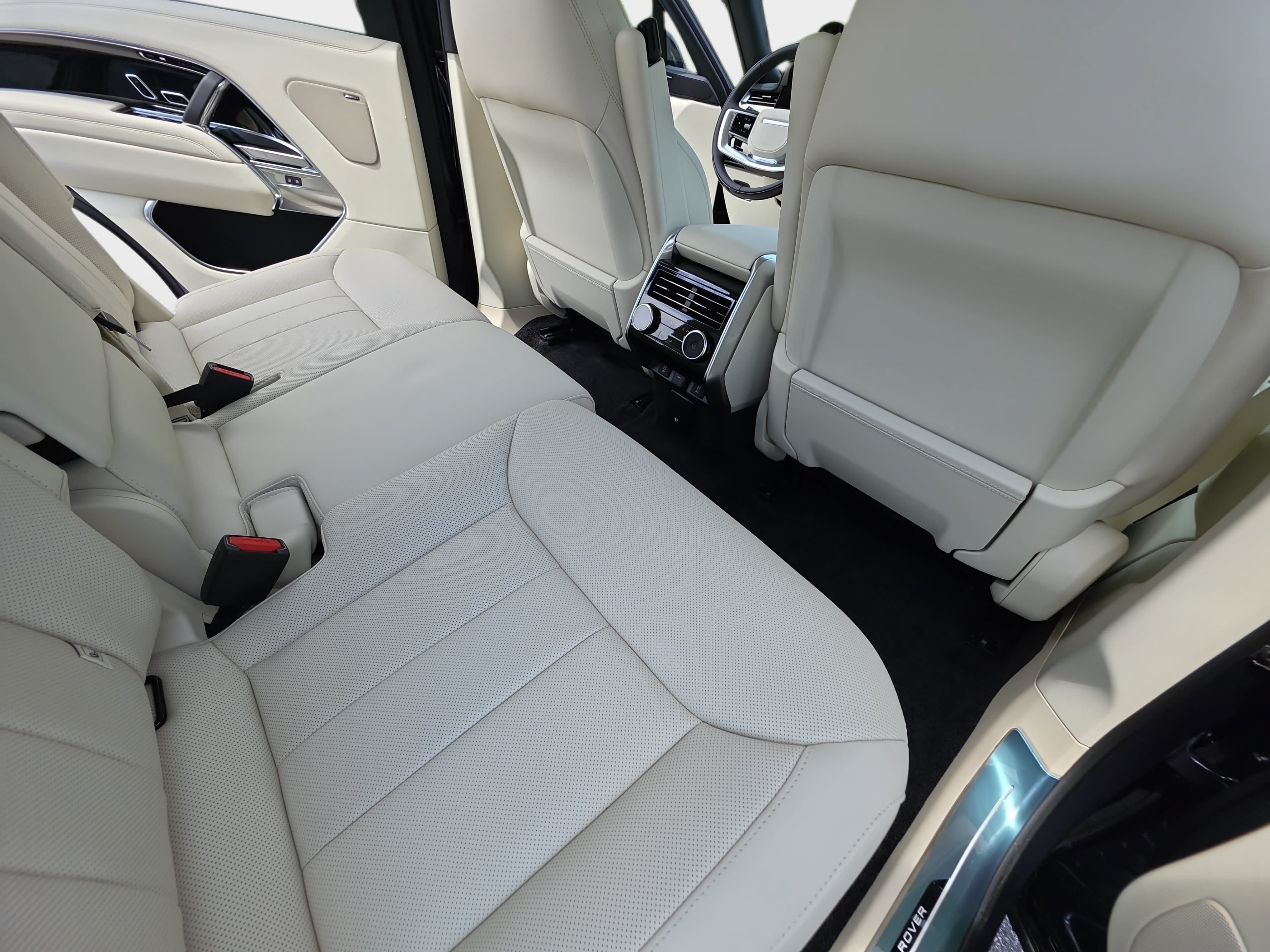 New 2026 Land Rover Range Rover Long Wheelbase SE AWD/4WD image 11