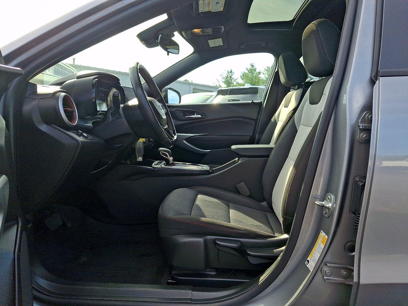 Used 2025 Chevrolet Trax RS w/ Sunroof Package FWD image 13
