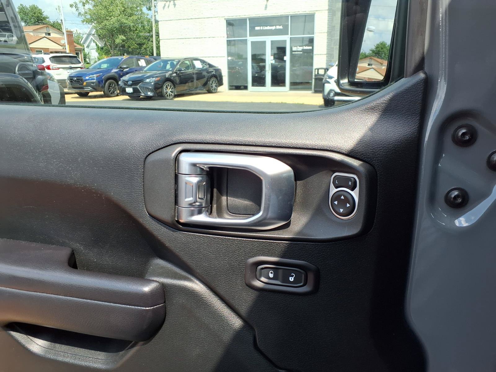 Used 2018 Jeep Wrangler Unlimited Rubicon AWD/4WD image 18